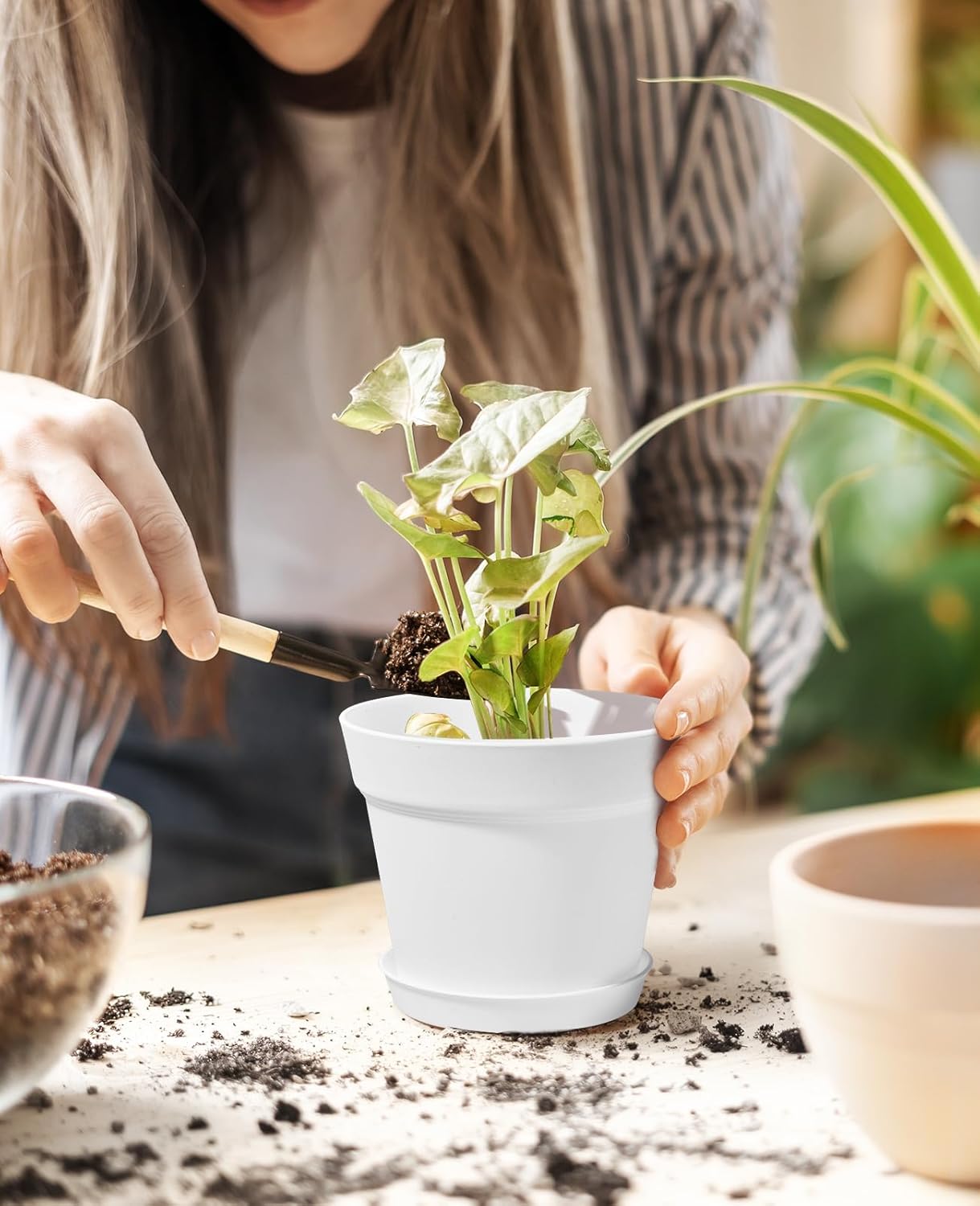 homenote Plant Pots,7.5 Inch Flower Pots for Plants Plastic Planters for Indoor with Multiple Drainage Holes and Trays, for All Home Garden Flowers Succulents,Outdoor(White&Black,8 Pack)