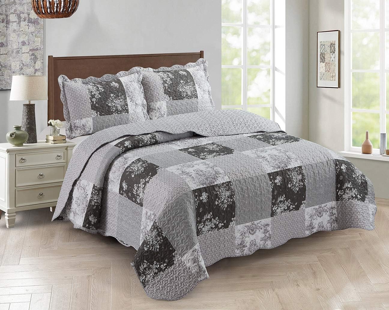 Brilliant Sunshine Grey Toile Floral Patchwork, 3-Piece Quilt Set with 2 Shams, Reversible Bedspread, Soft Lightweight Coverlet, All-Season, Full/Queen, Grey