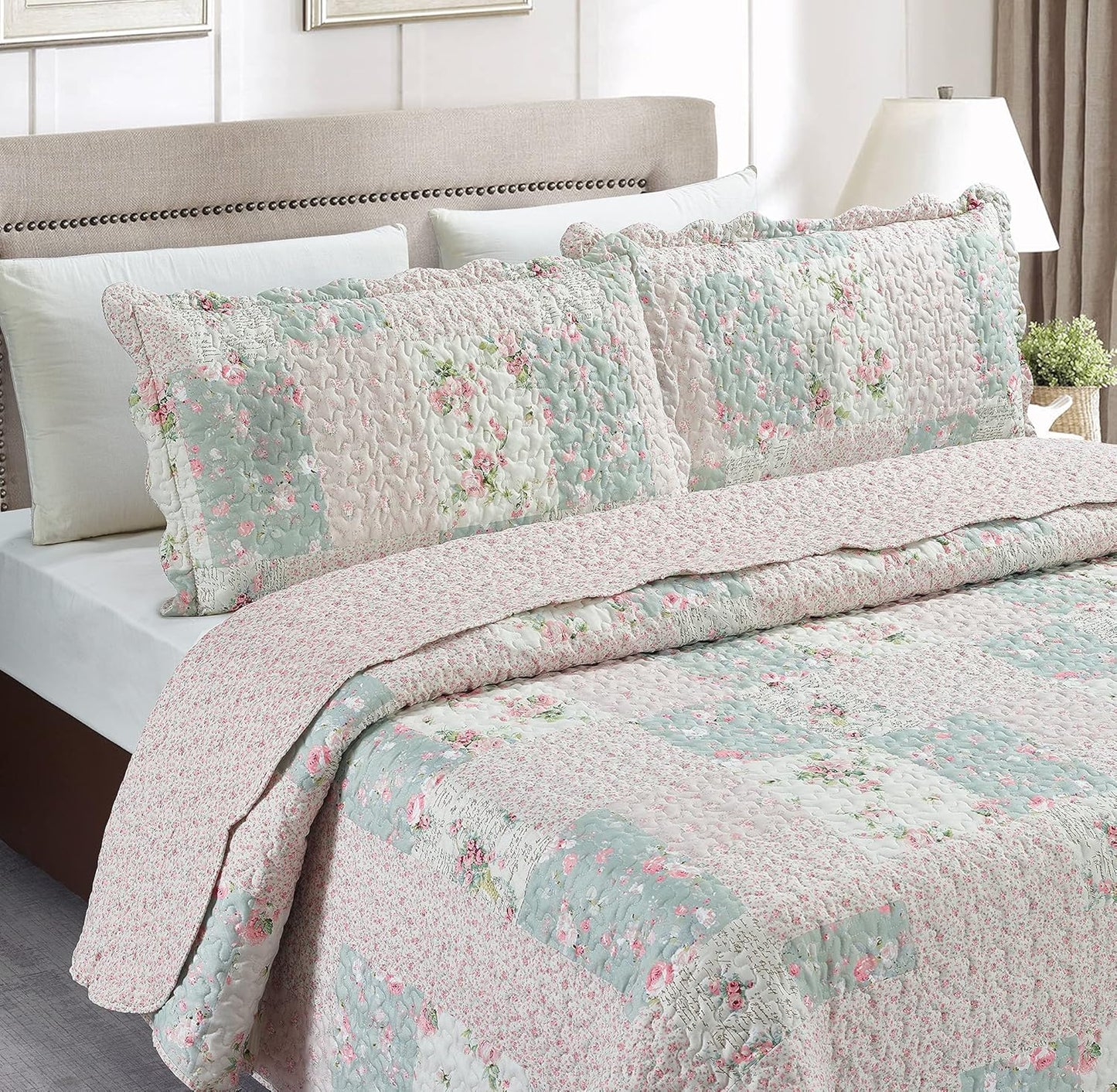 Brilliant Sunshine Rose and Sage Quilt Set, 3-Piece Bedding Sets with 2 King Pillow Shams, Washable and Reversible Bedspread, Soft Lightweight Coverlet, All-Season, King/Cal King, Light Pink Green